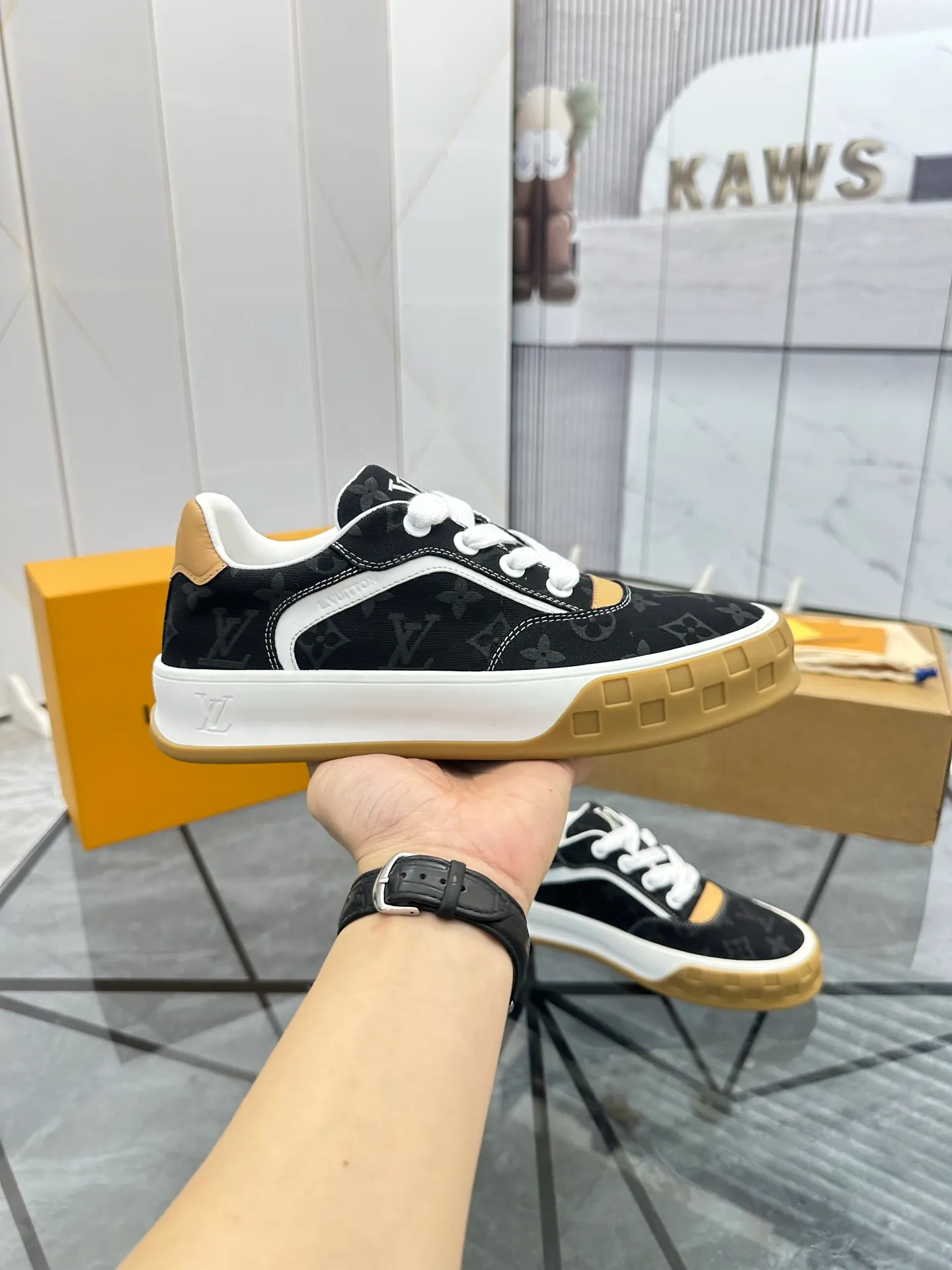 Men's shoes for sale 💰: 💰P660¥ Top quality Comes with airplane case Product trademark: LV* "Louis Vuitton*" low-top casual shoes Regular size: 35-44 (can be customized to 45) Couple style Product materials: imported nubuck leather upper, sheepskin lining, original outsole. Number: 819